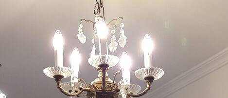 Un candelabro con múltiples luces y ornamentación metálica detallada.