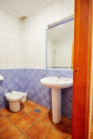 Triple Room | Bathroom | Free toiletries, towels