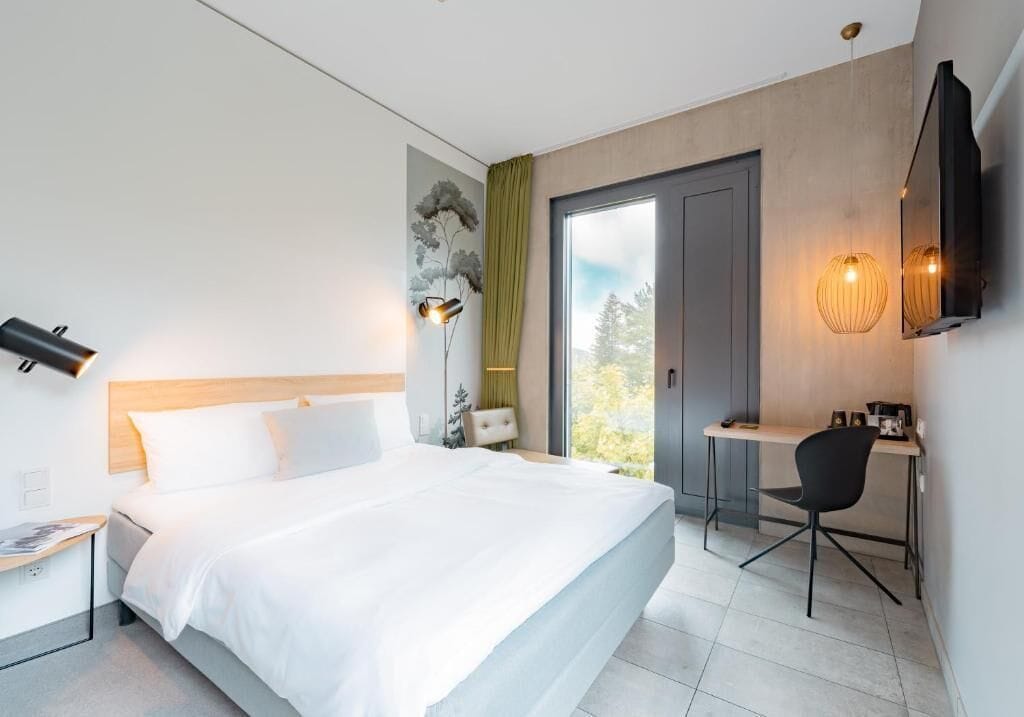 高档床上用品、加厚床垫、客房内保险箱、办公桌