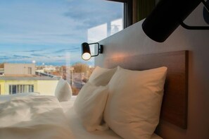 Family Room | Premium bedding, pillowtop beds, in-room safe, desk - Gambino Hotel Cincinnati (Munich)