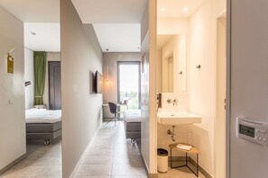 Premium bedding, pillow-top beds, in-room safe, desk - Gambino Hotel Cincinnati (Munich)