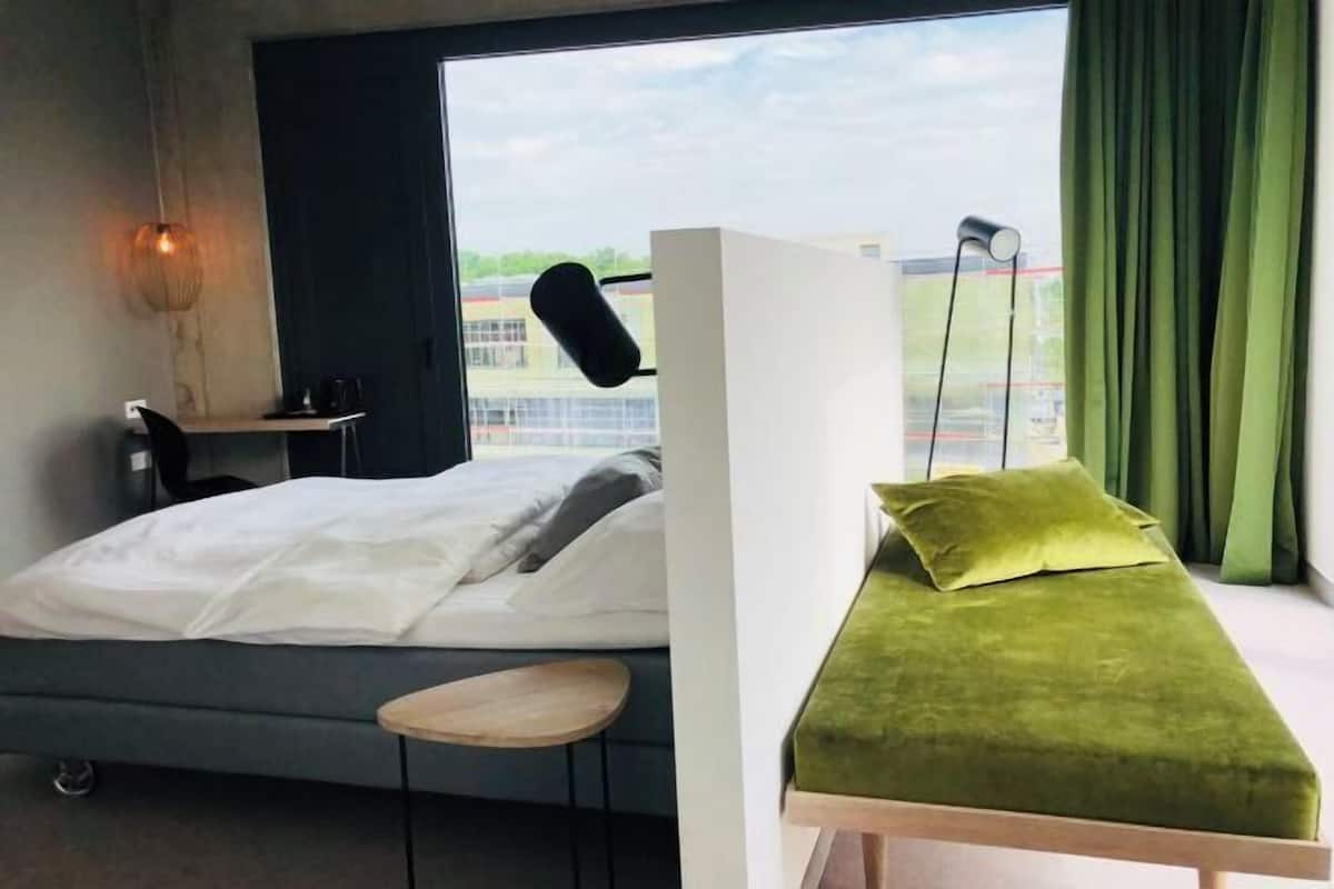 1 bedroom, premium bedding, pillowtop beds, in-room safe