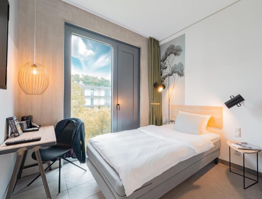 单人房 | 高档床上用品、加厚床垫、客房内保险箱、办公桌