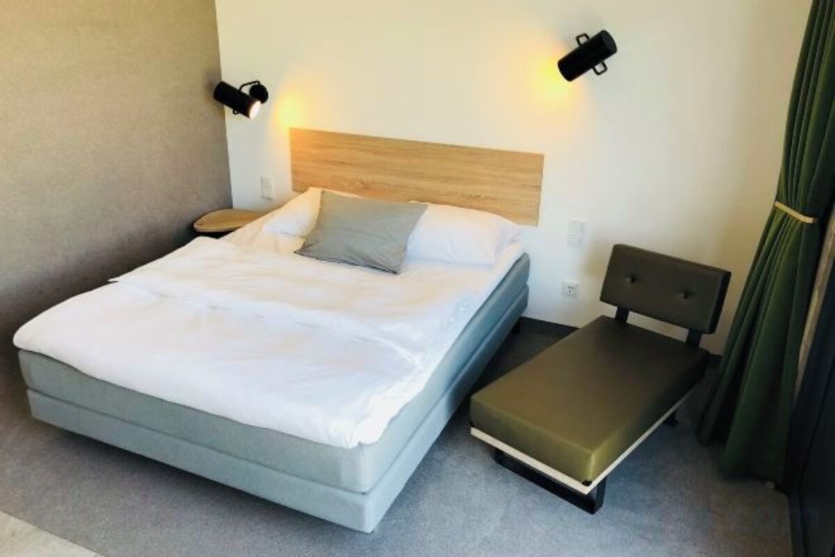 Ropa de cama de alta calidad y colchones con acolchado adicional
