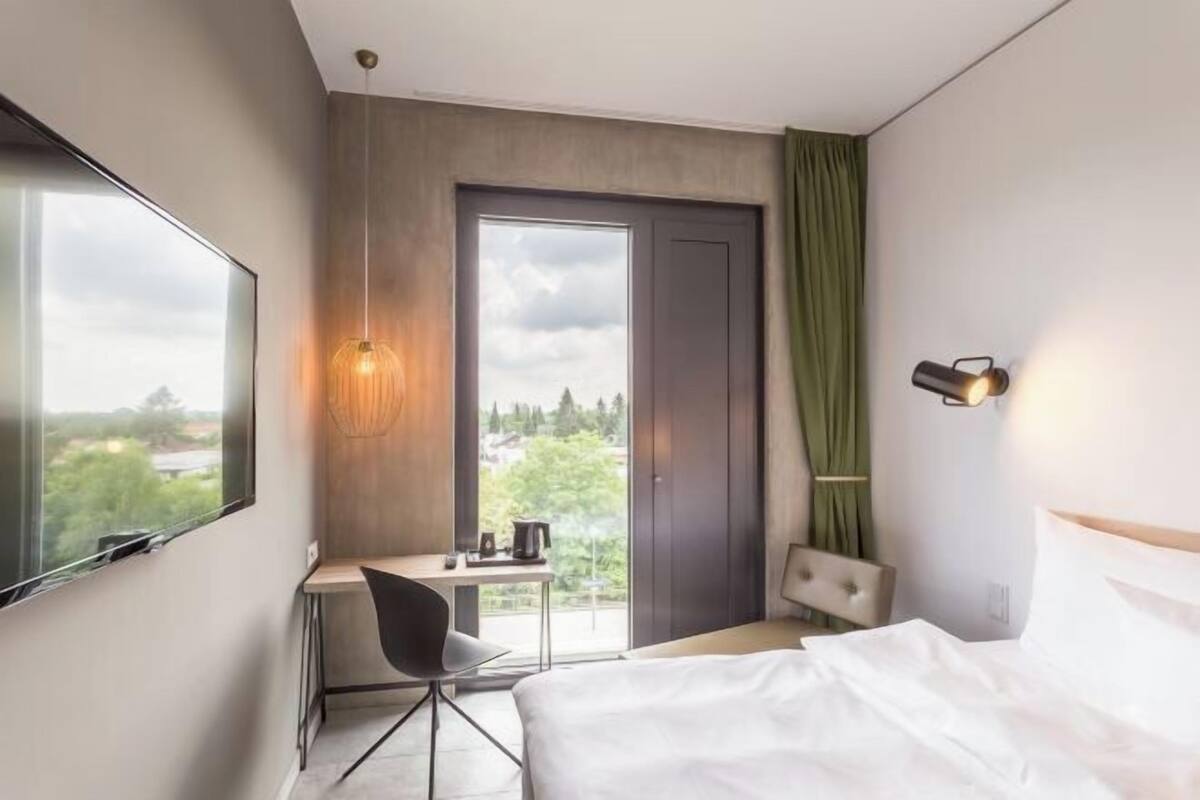 Luxe beddengoed, pillowtop-bedden, een kluis op de kamer, een bureau