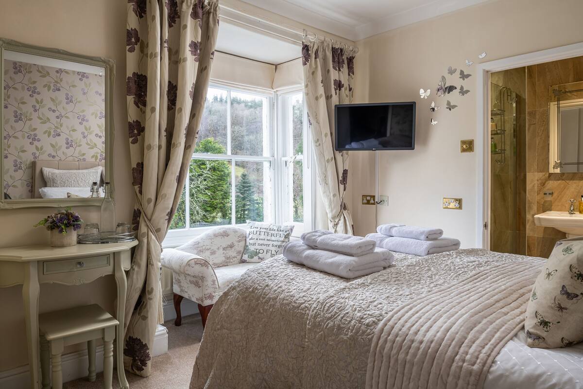Luxury Double Room, Ensuite, Garden View (Room 5 - Lilac) | Premium bedding, pillow-top beds, individually decorated