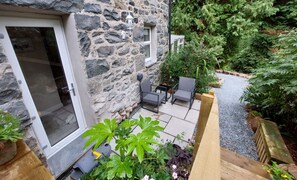 Kahden hengen design-huone, kylpyhuone makuuhuoneen yhteydessä, näköala puutarhaan | Ylelliset vuodevaatteet, pillowtop-patjalliset sängyt