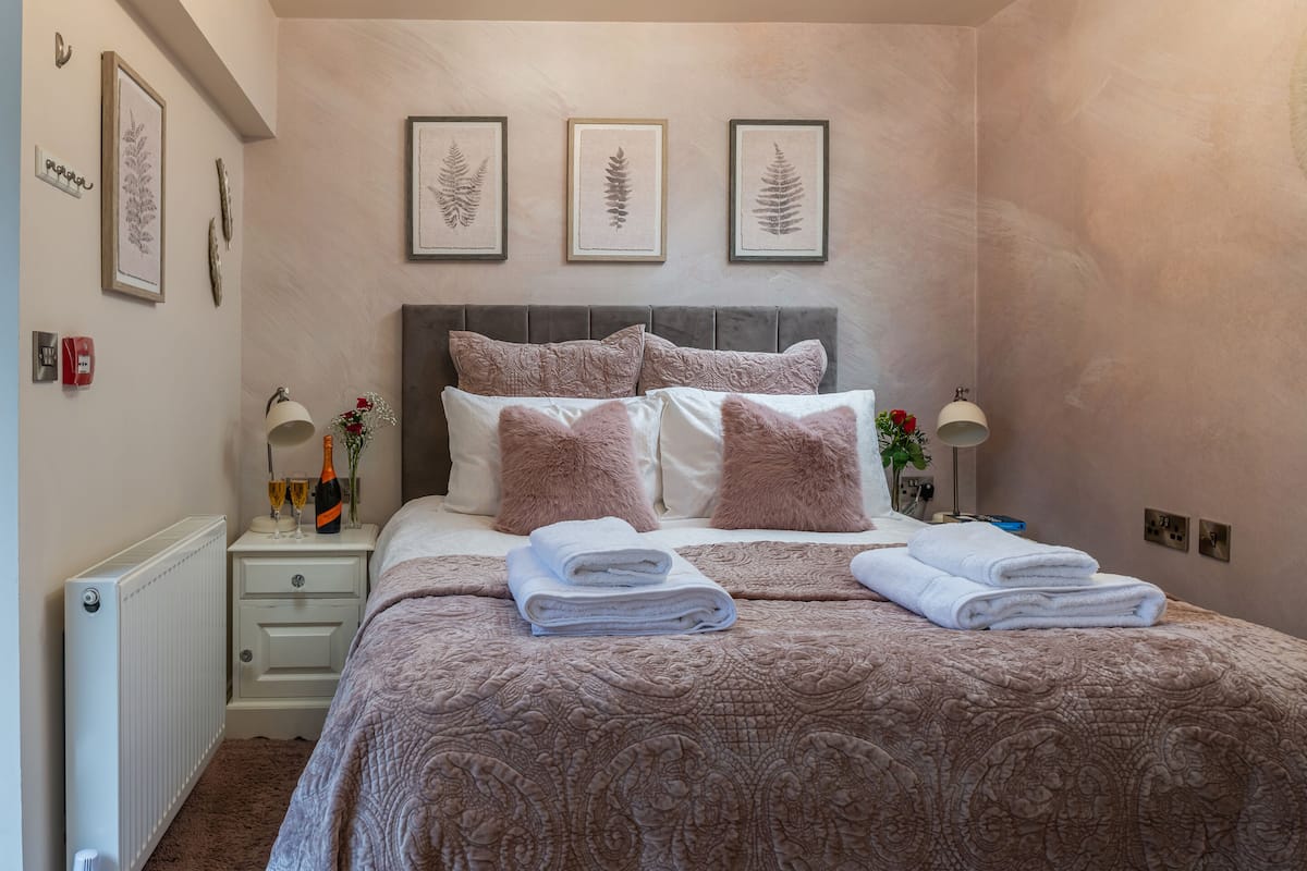 Luxury Double Room, Ensuite, Garden View | Premium bedding, pillow-top beds, individually decorated