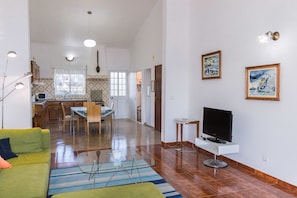 Family Apartment, 2 Bedrooms, Ocean View, Beachfront | Living area