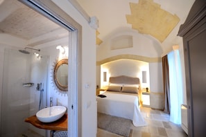 Habitación doble superior | Baño | Regadera, amenidades de baño gratuitas, secadora de cabello, toallas 