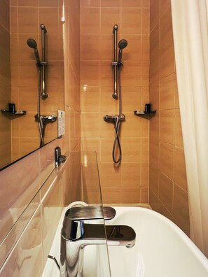 Shower, rainfall showerhead, free toiletries, hair dryer - Hôtel La Sanguine (Paris)