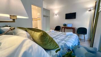 Minibar, escritorio, cortinas blackout y wifi gratis