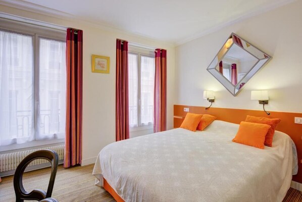 四人房 | 迷你吧、办公桌、遮光窗帘、免费 WiFi