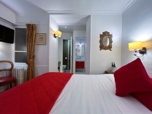 高级双人房 | 迷你吧、办公桌、遮光窗帘、免费 WiFi