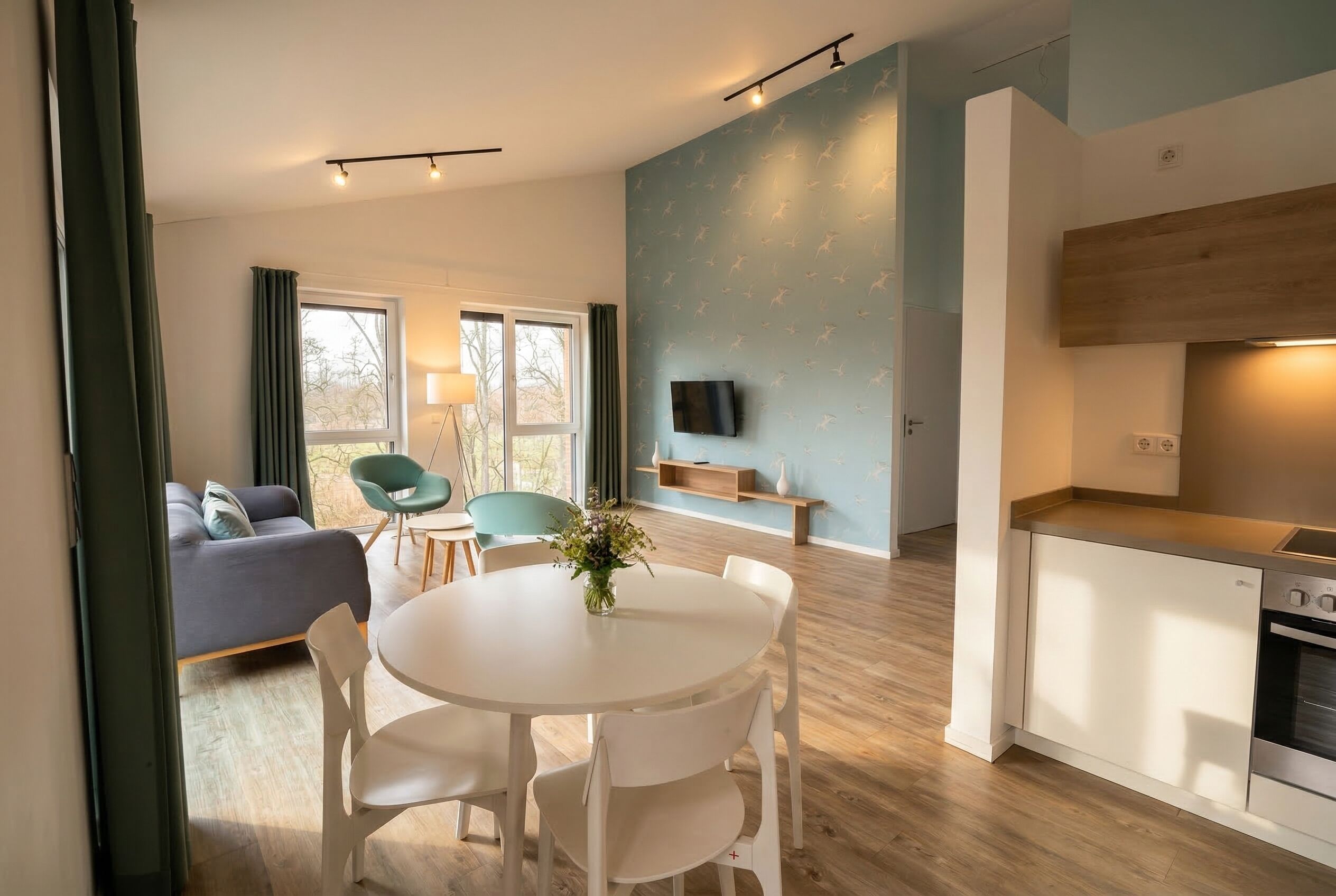 Een moderne woonruimte met een eetgedeelte, keuken en zithoek.