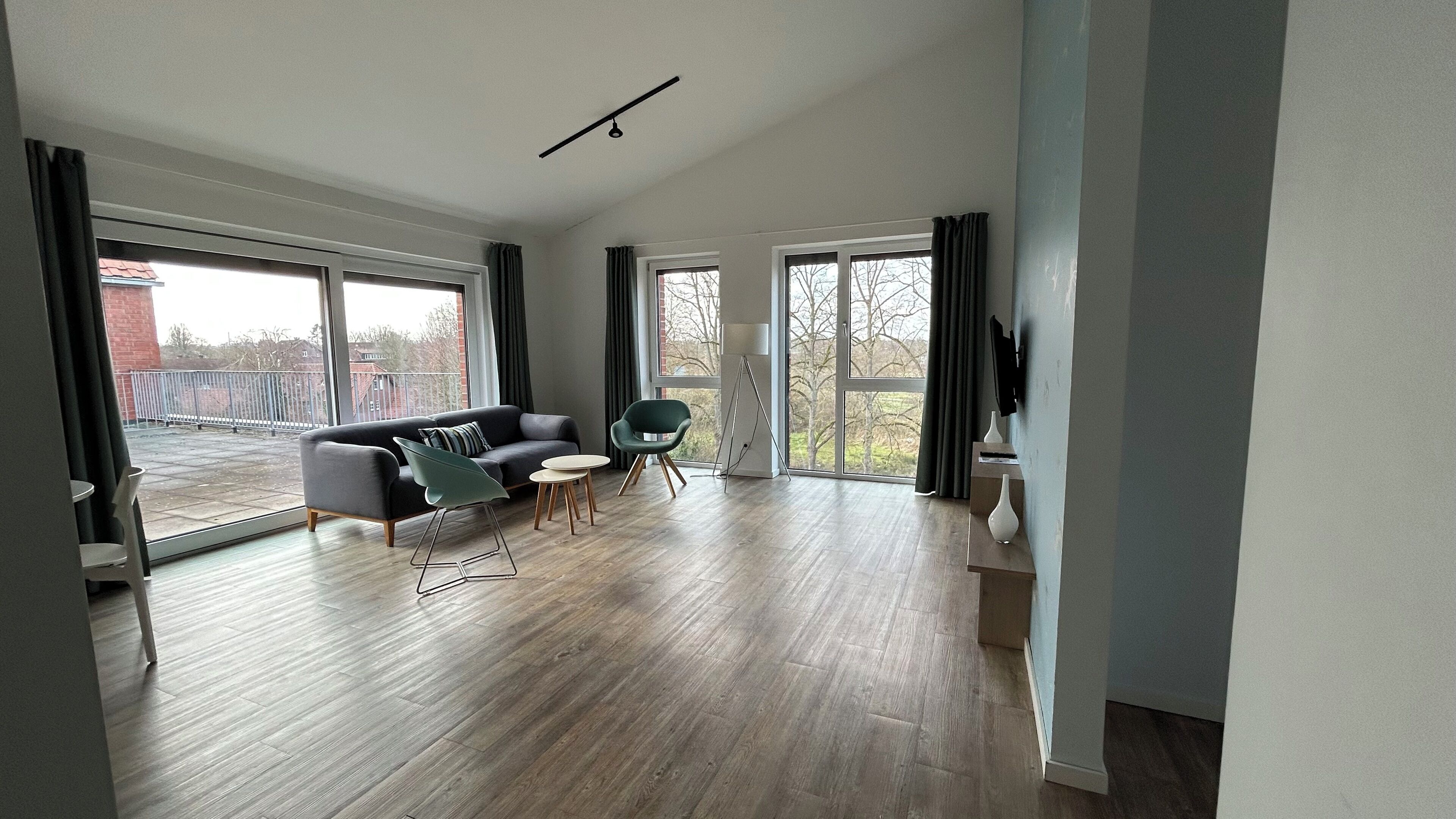 Loftsleilighet, 2 soverom, terrasse, elveutsikt (Kitchen) | Oppholdsområde | Flatskjerm-TV