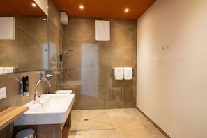 Tweepersoonskamer, uitzicht op de stad | Badkamer | Een douche, gratis toiletartikelen, handdoeken