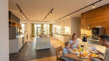 Tägliches Frühstücksbuffet (16 EUR pro Person)