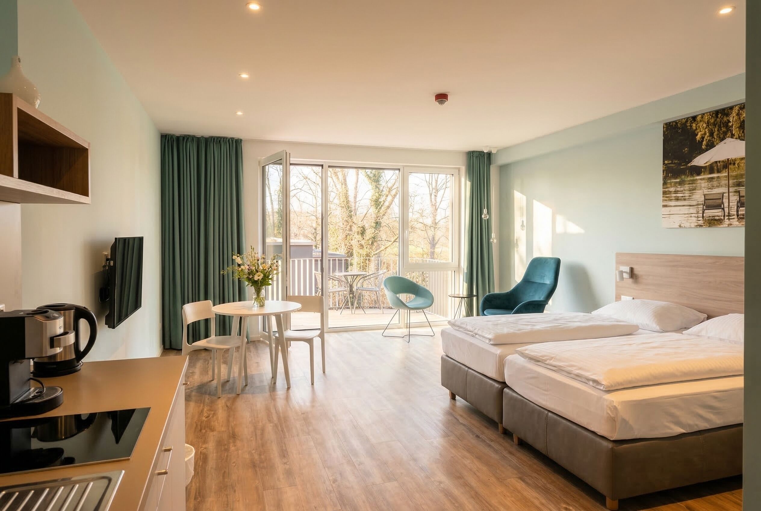 Appartement, 1 slaapkamer, balkon, uitzicht op rivier (Kitchenette) | Een kluis op de kamer, een bureau, geluiddichte muren