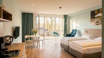 Appartement, 1 slaapkamer, balkon, uitzicht op rivier (Kitchenette) | Een kluis op de kamer, een bureau, geluiddichte muren