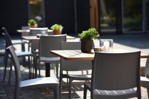 供應晚餐，當地和國際料理