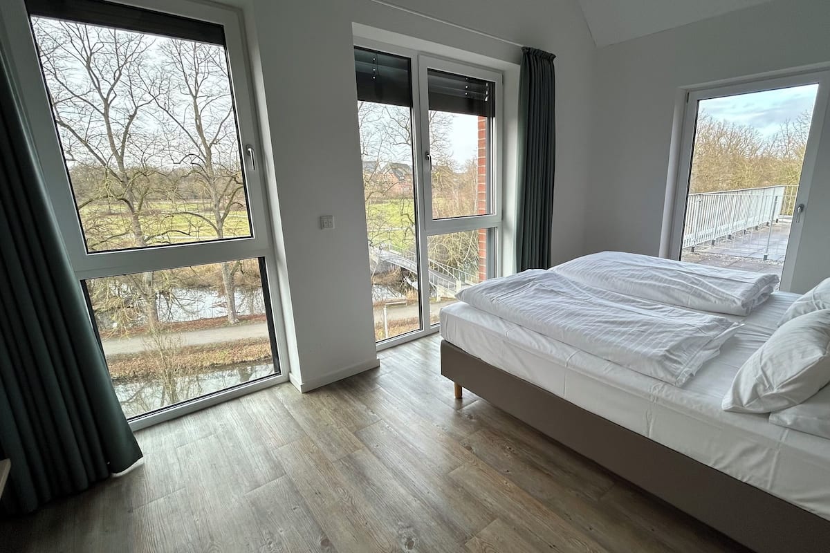 Caja de seguridad en la habitación y escritorio