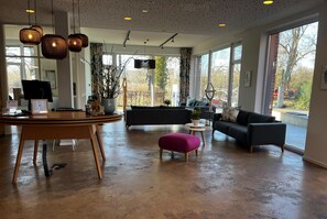 Lobby sitting area - Steverbett Hotel (Luedinghausen)