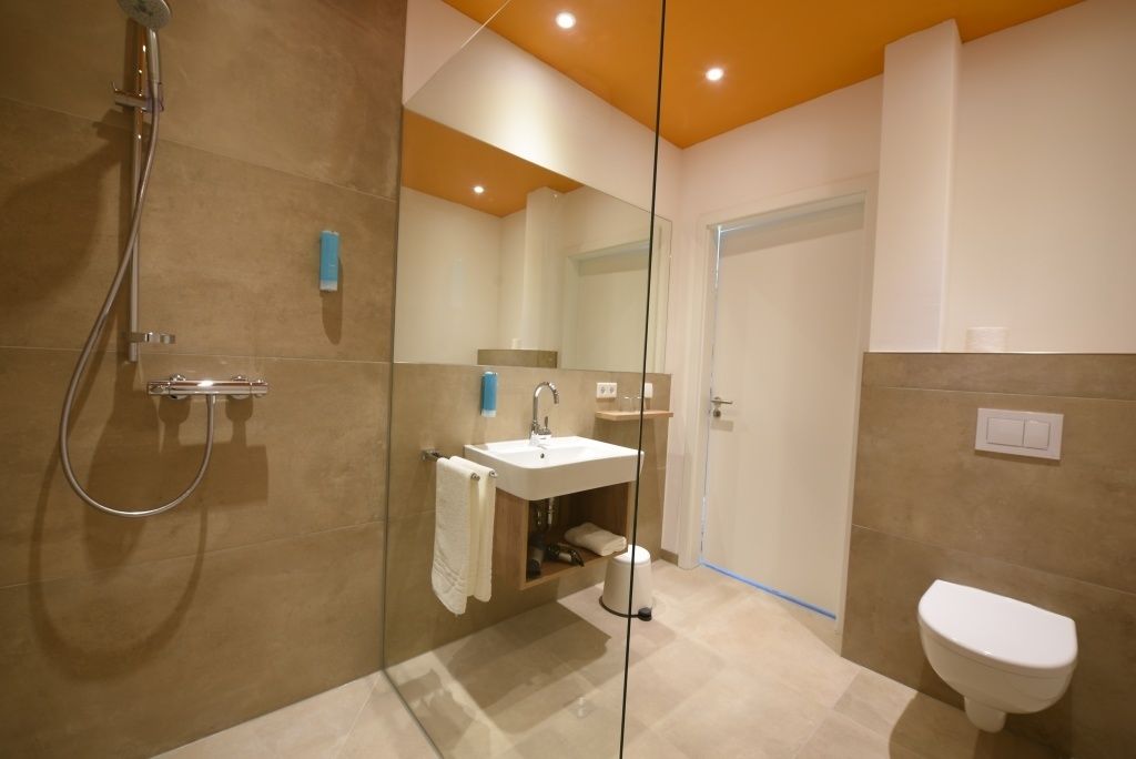 shower, free toiletries, towels