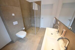 Ducha, artículos de tocador gratuitos, toallas