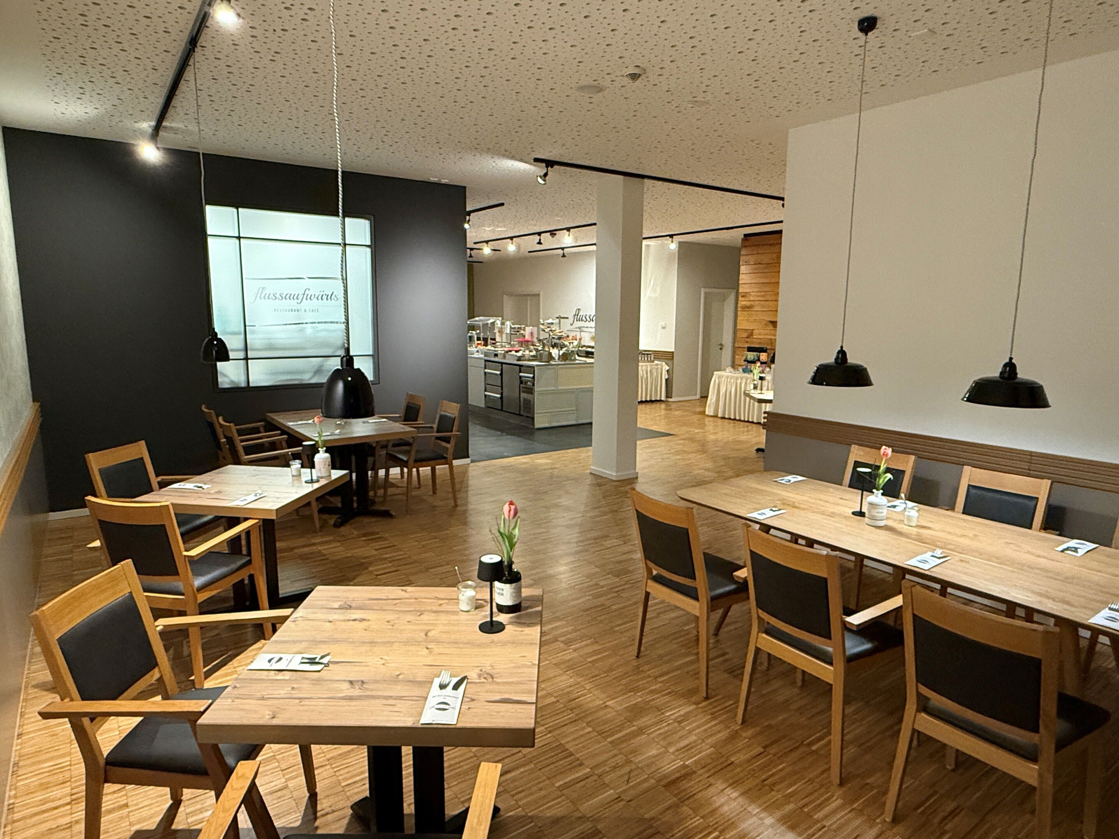 Tägliches Frühstücksbuffet (16 EUR pro Person)