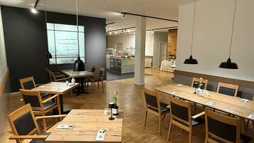 TĂ€gliches FrĂŒhstĂŒcksbuffet (16 EUR pro Person)