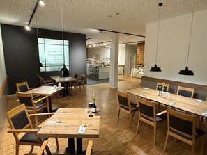 Desayuno buffet diario (EUR 16 por persona)