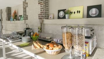 Tägliches Frühstücksbuffet (8 EUR pro Person)