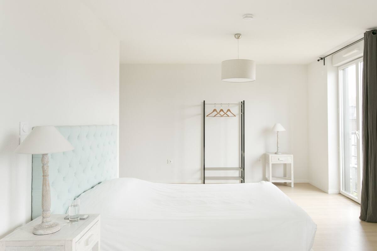 Estudio Confort, 1 cama matrimonial, con acceso para personas discapacitadas, para no fumadores | Ropa de cama de alta calidad, cortinas blackout y insonorización