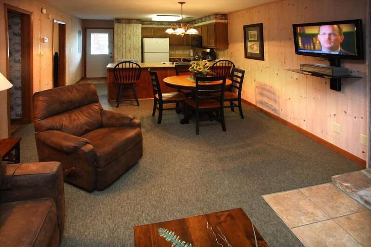 Condo, 2 chambres | Salle de séjour | Foyer