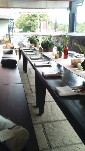 Petit déjeuner, déjeuner et dîner servis sur place