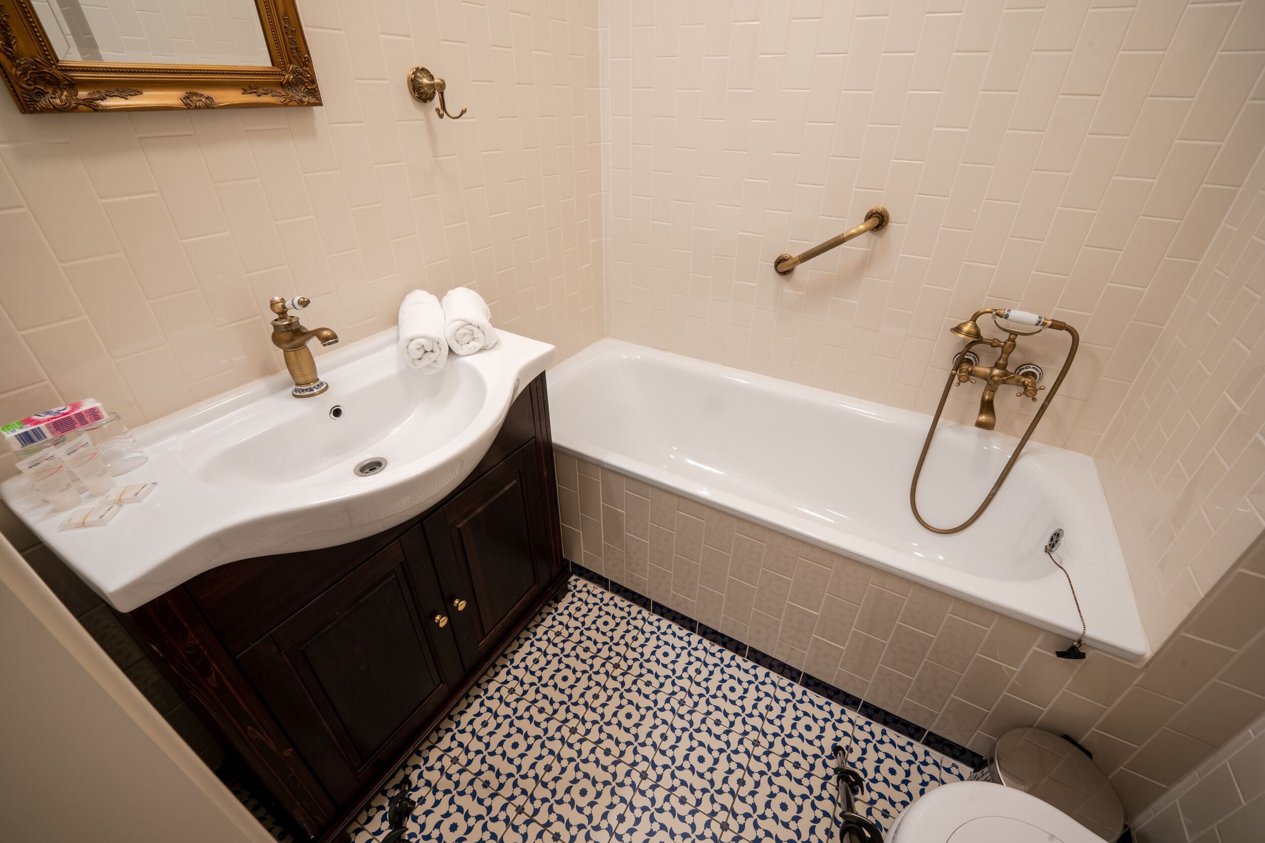 double room | bathroom | free toiletries, hair dryer, towels