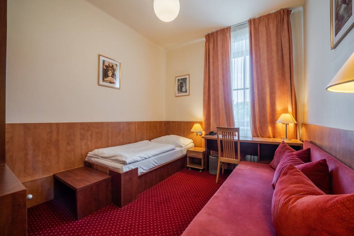 Eenpersoonskamer (Large) | Een kluis op de kamer, een bureau, verduisterende gordijnen