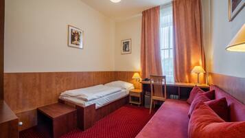 خزنة داخل الغرفة ومكتب وستائر تعتيم ومكواة/لوح كي