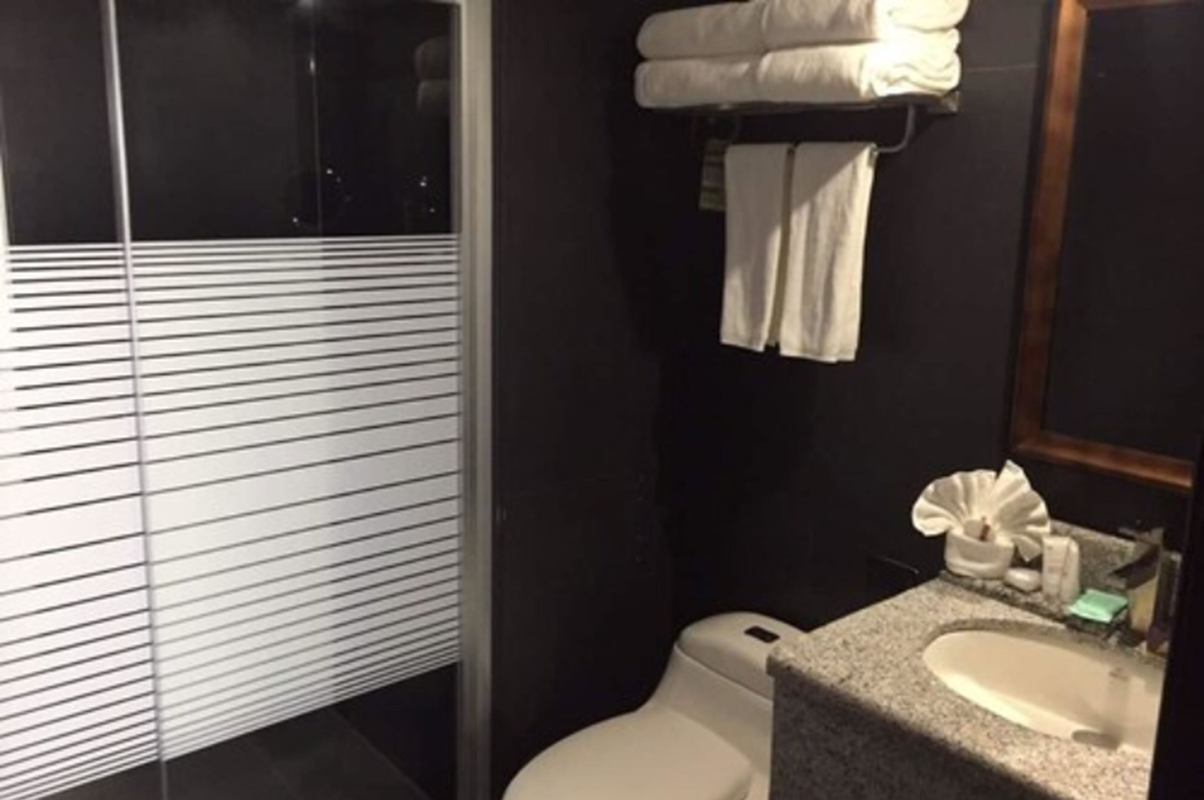 Ein Badezimmer mit Toilette, Waschbecken und Handtuchhalter.
