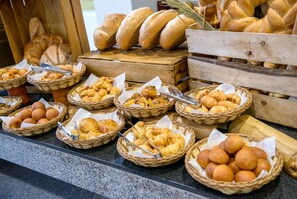 Eine Auswahl an Brot und Gebäck in Körben und Holzkisten.