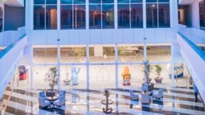 Un edificio moderno con fachada de vidrio y un atrium central.