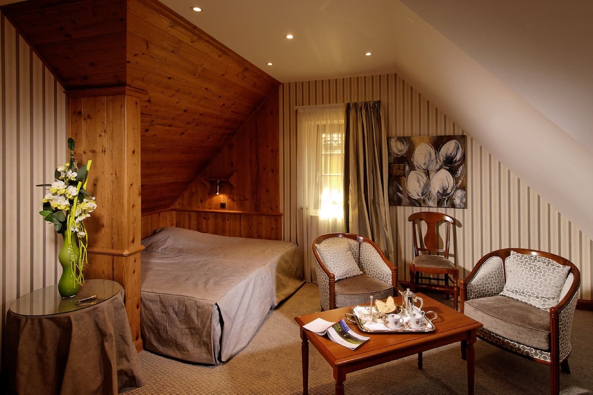 Junior suite | Een minibar, een kluis op de kamer, individueel gedecoreerd