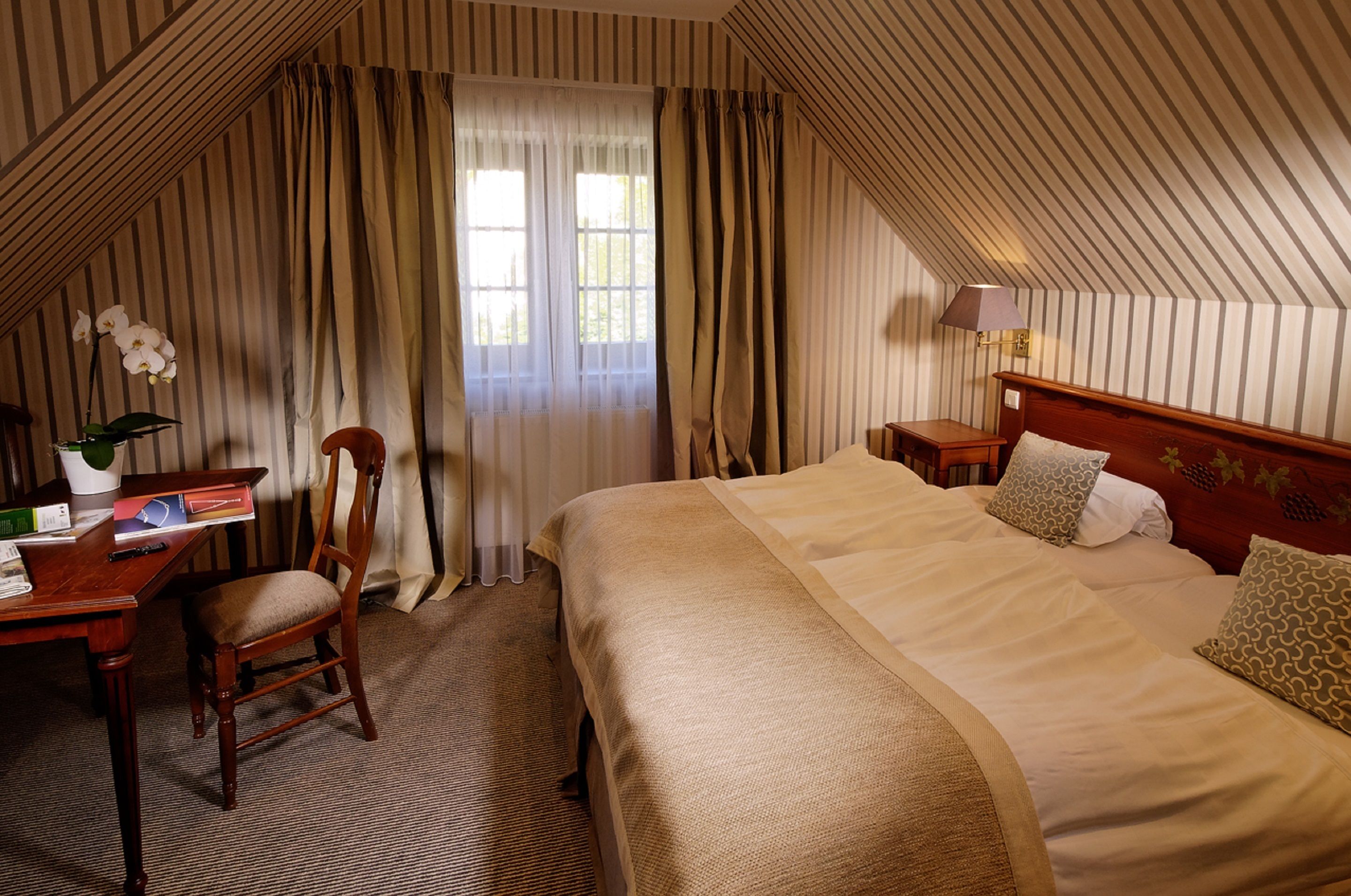 junior suite | minibar, in-room safe, individually decorated, individually furnished