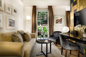 Suite – deluxe | Oppholdsområde | En 50-tommers smart-TV med digitale kanaler samt TV og Netflix