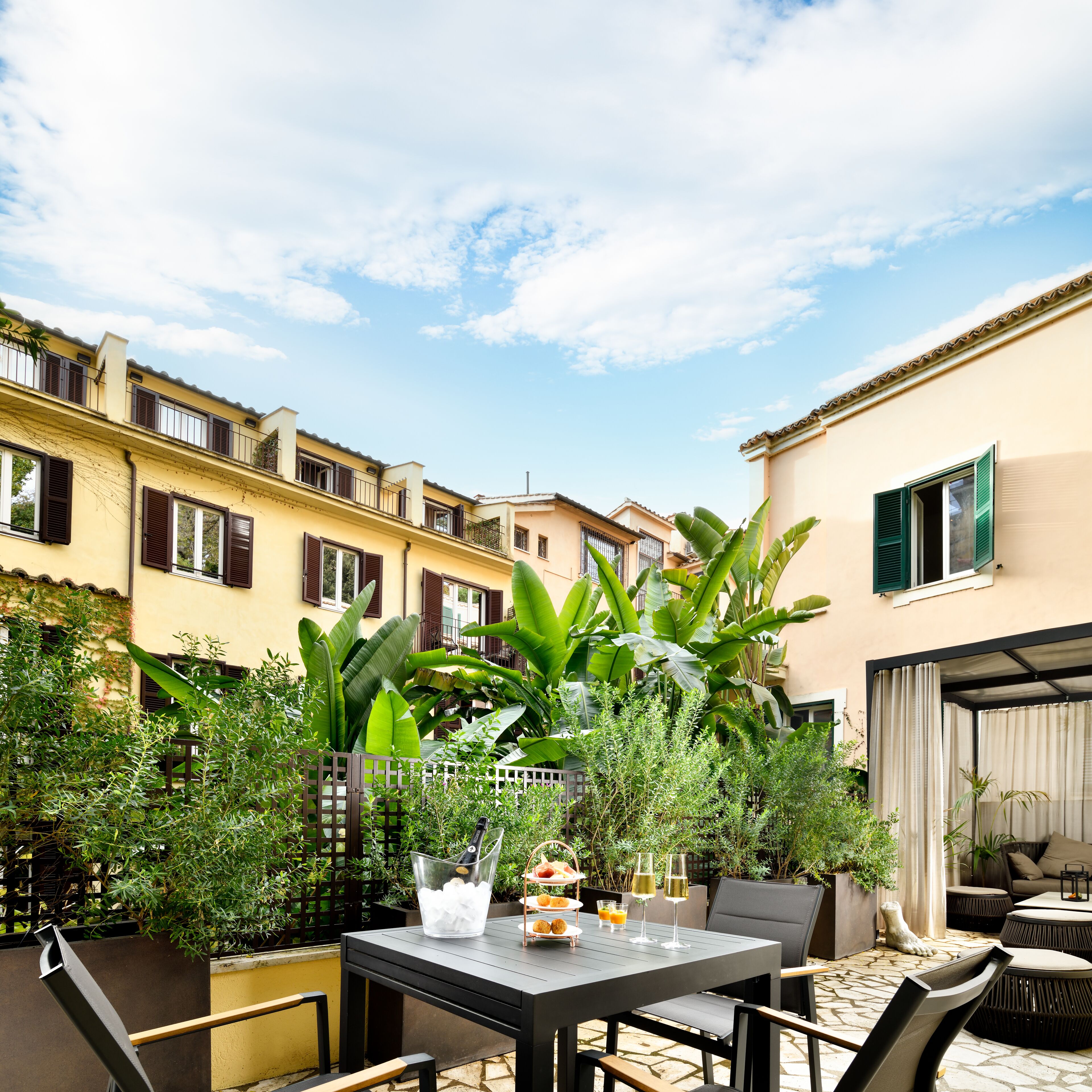 suite, mezzanine (garden) | terrace/patio