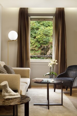 Deluxe Suite | Living area