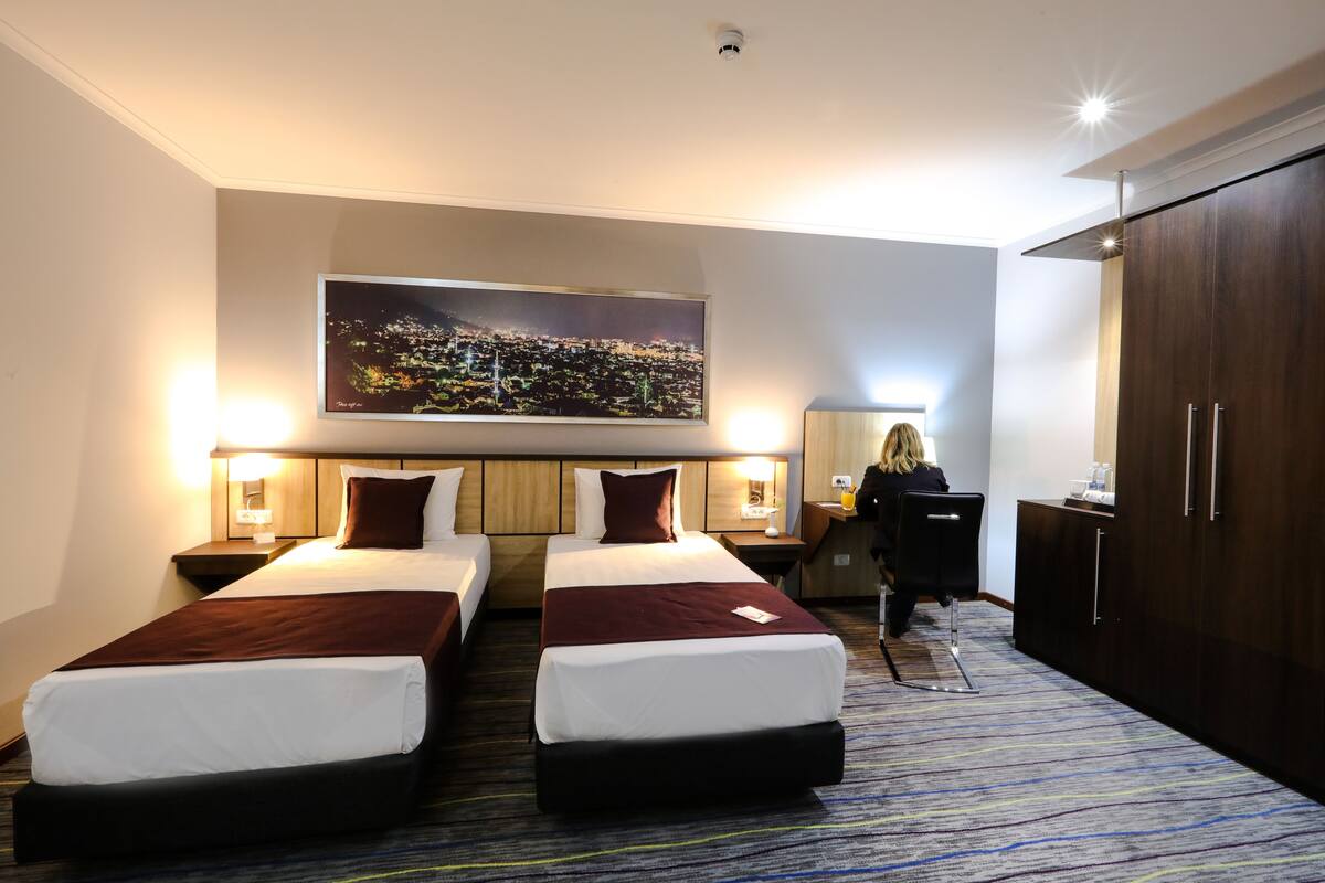 standard room, 2 single beds | 1 bedroom, minibar, in-room safe, desk
