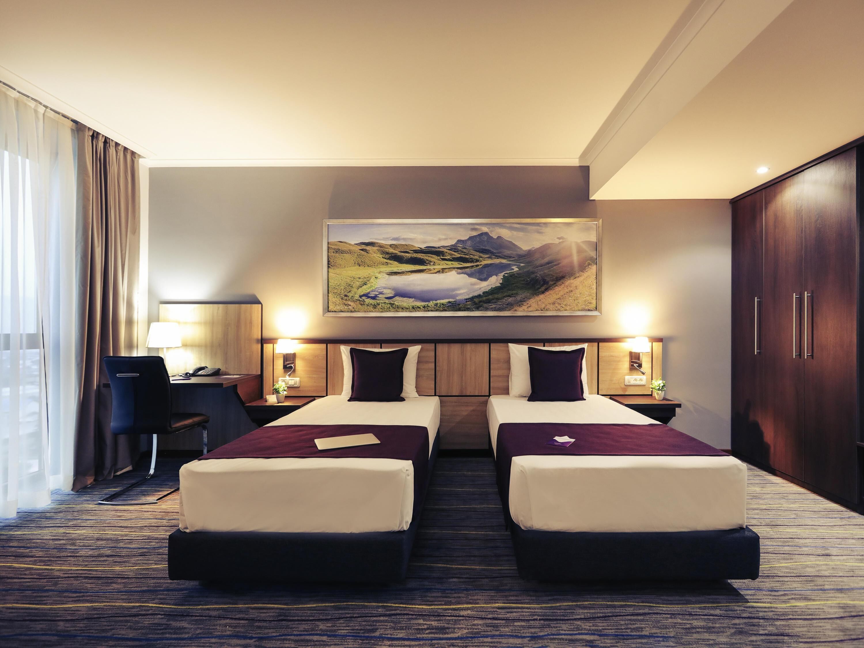 Standard Room, 2 Twin Beds | 1 bedroom, minibar, in-room safe, desk