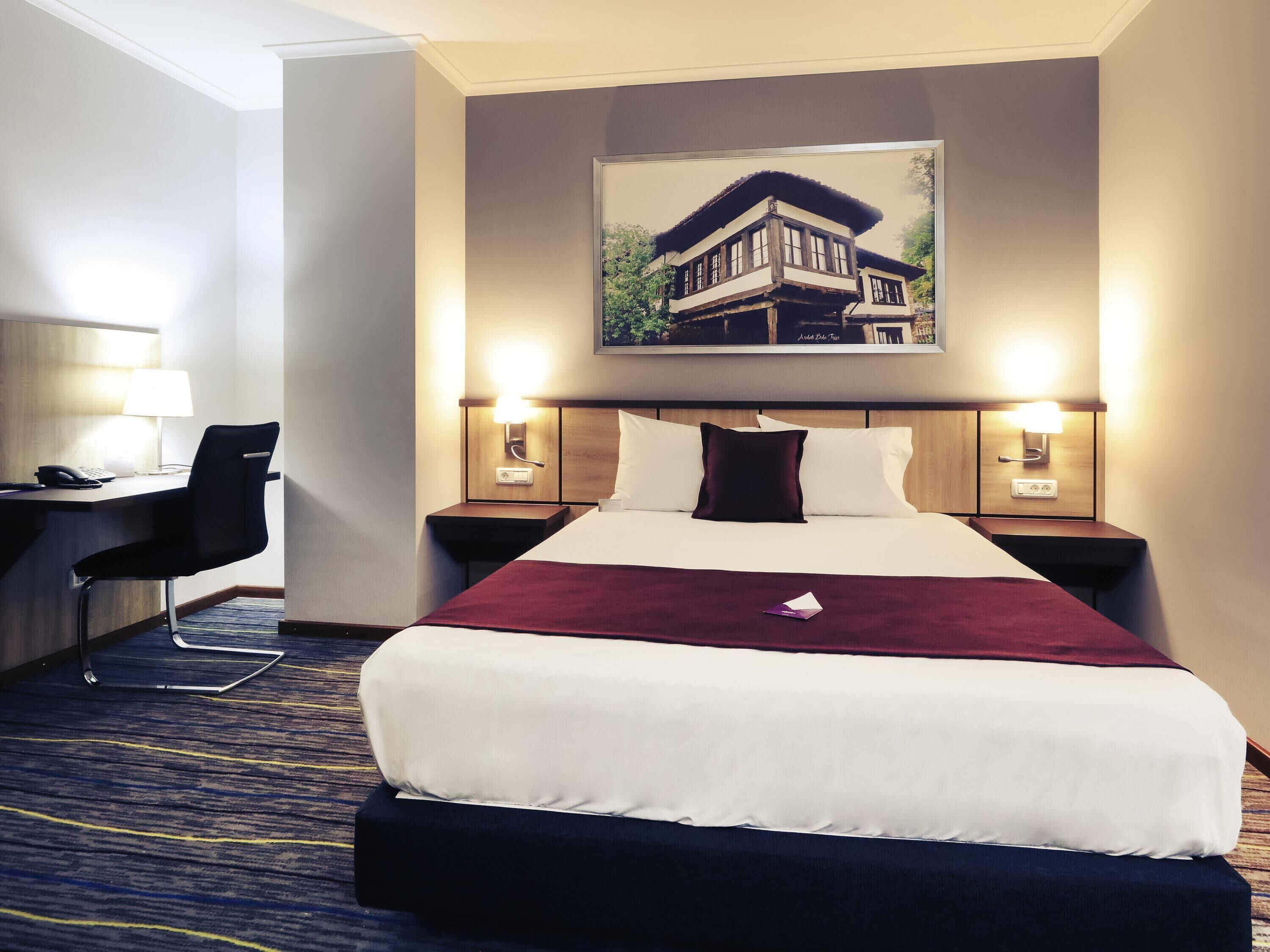 Standard Double Room, 1 Double Bed | 1 bedroom, minibar, in-room safe, desk